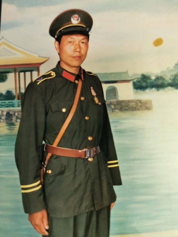 所里共三个人,我,副指导员苏盛安,民警刘卫忠.