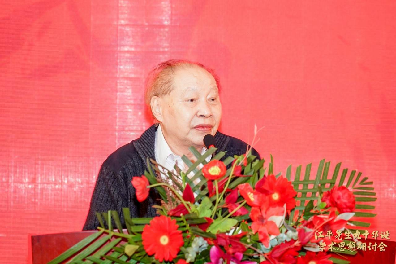 的知识分子和具有陆放翁情怀的诗人,他史诗般的演讲总是给学生以震撼